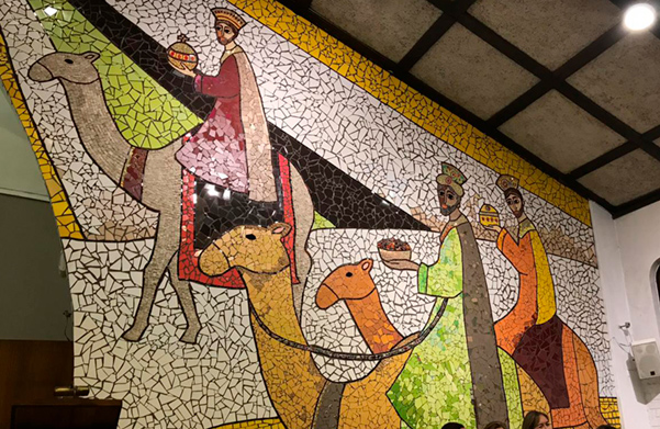 Inauguran mosaico de 97 m2 en la Parroquia Natividad del Señor, comuna de La Reina. realizado por Cecilia Claro, generación ‘82.