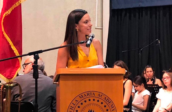 La destacada periodista y exvma Catalina Edwards, generación ´94 fue la encargada del discurso a las seniors 2019 en su graduación.